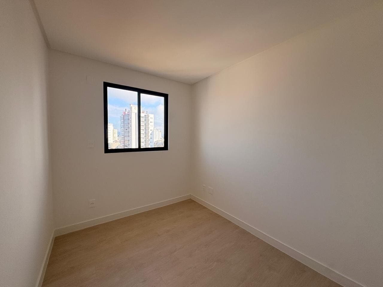 Apartamento para Locação com 2 quartos sendo 1 suíte, 1 vaga no bairro Vila Operária em Itajaí/SC: 11 - DORMITÓRIO 1