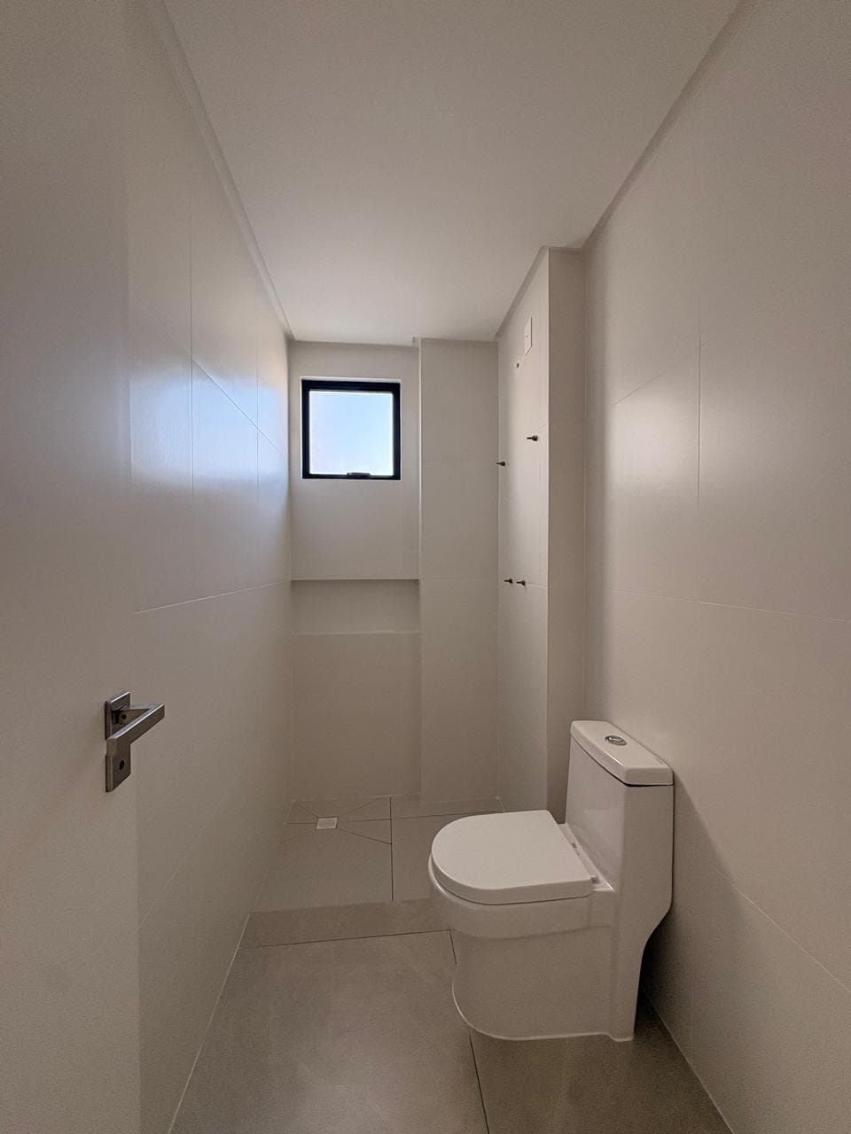 Apartamento para Locação com 2 quartos sendo 1 suíte, 1 vaga no bairro Vila Operária em Itajaí/SC: 13 - BANHEIRO SOCIAL