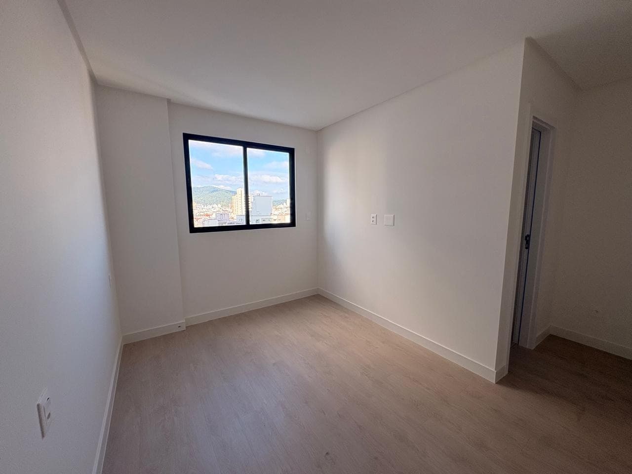 Apartamento para Locação com 2 quartos sendo 1 suíte, 1 vaga no bairro Vila Operária em Itajaí/SC: 14 - DORMITÓRIO SUÍTE