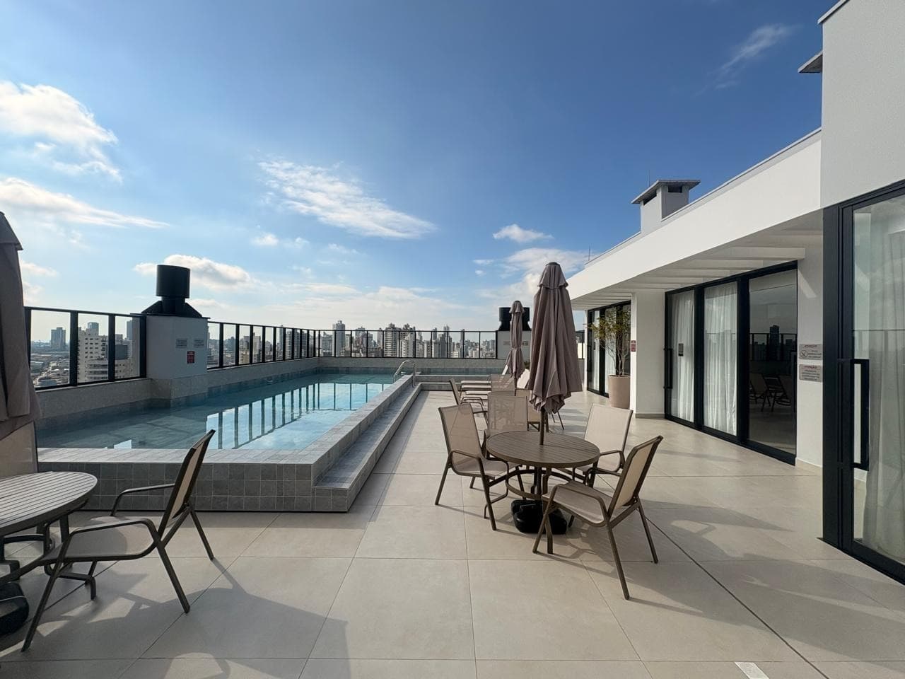 Apartamento para Locação com 2 quartos sendo 1 suíte, 1 vaga no bairro Vila Operária em Itajaí/SC: 17 - PISCINA
