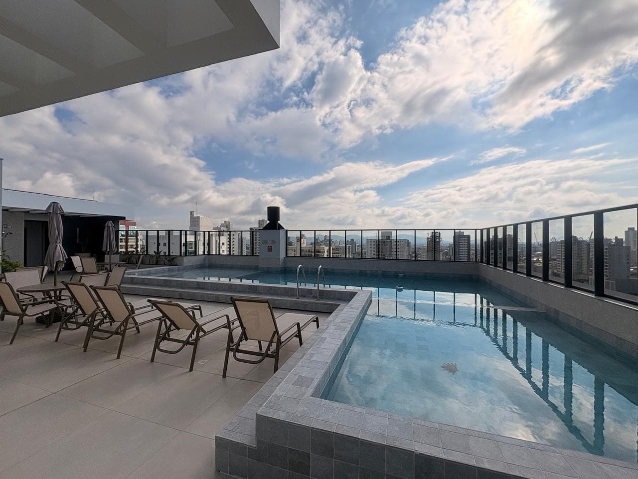 Apartamento para Locação com 2 quartos sendo 1 suíte, 1 vaga no bairro Vila Operária em Itajaí/SC: 18 - PISCINA