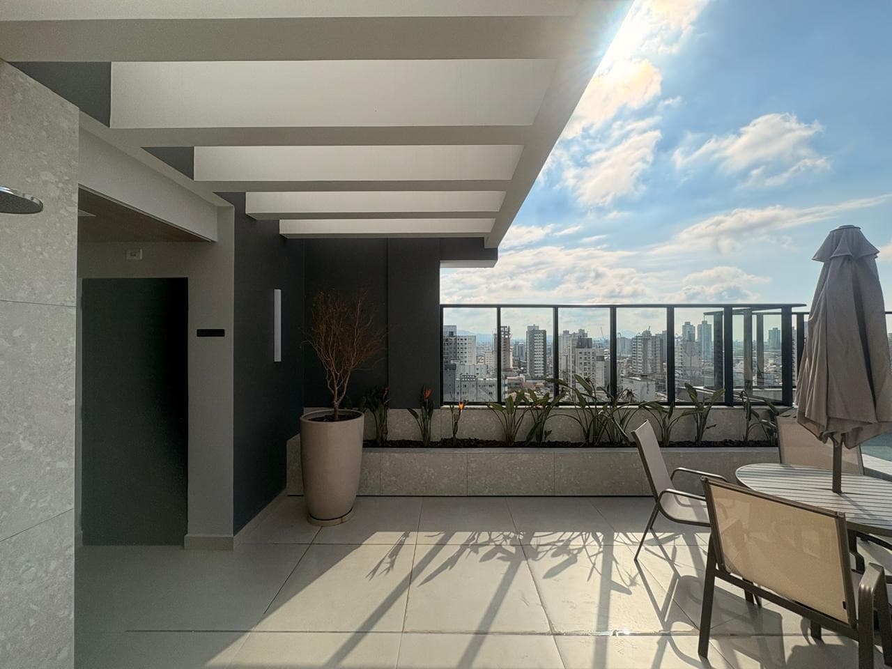 Apartamento para Locação com 2 quartos sendo 1 suíte, 1 vaga no bairro Vila Operária em Itajaí/SC: 20 - AREA COMUM