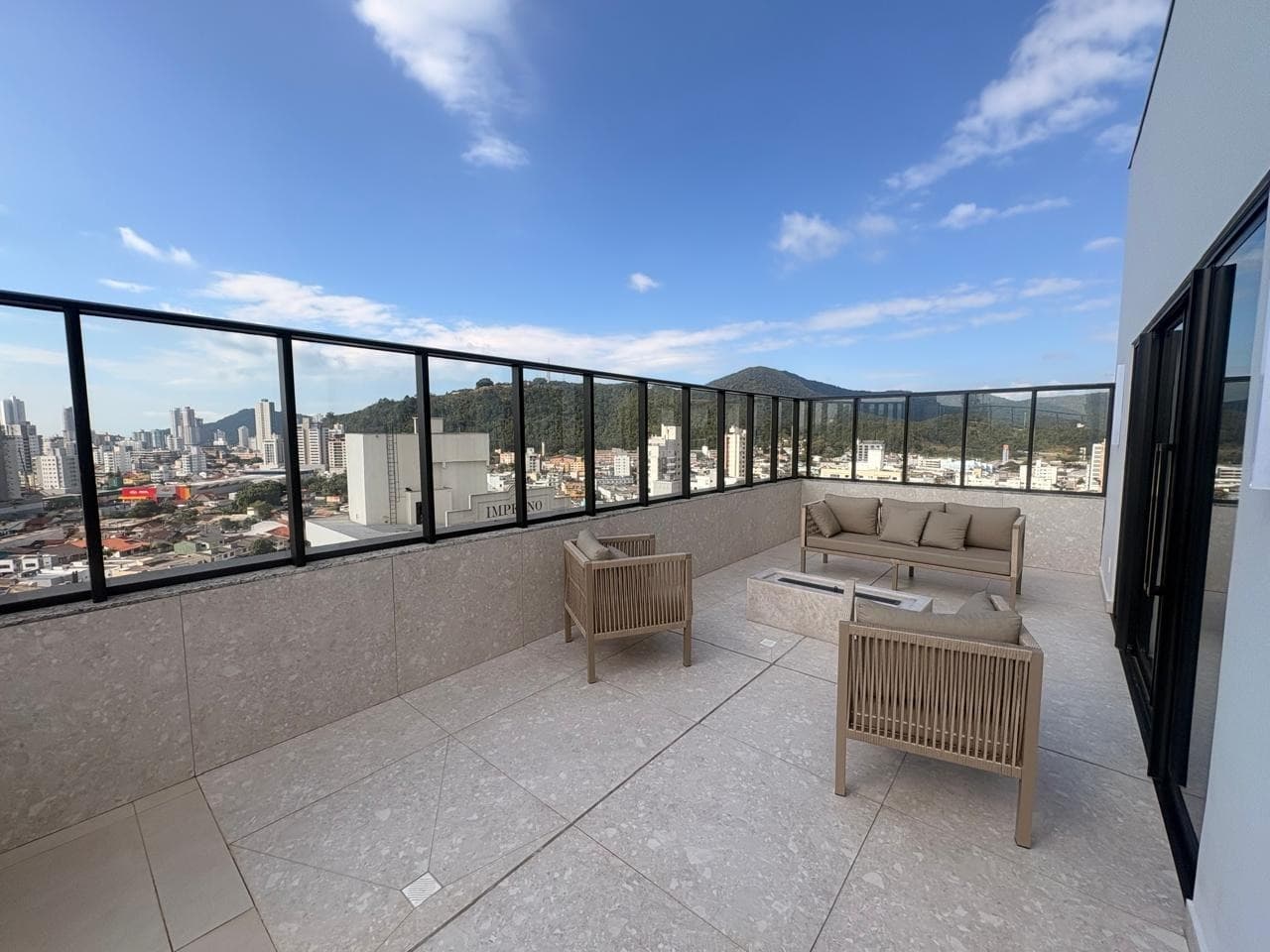 Apartamento para Locação com 2 quartos sendo 1 suíte, 1 vaga no bairro Vila Operária em Itajaí/SC: 21 - ÁREA COMUM