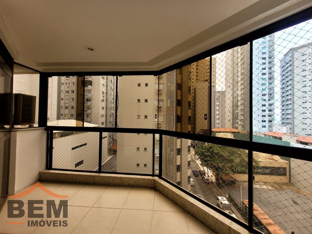 Apartamento para Locação com 3 quartos sendo 1 suíte, 1 vaga no bairro Centro em Balneário Camboriú/SC: 09 - SACADA