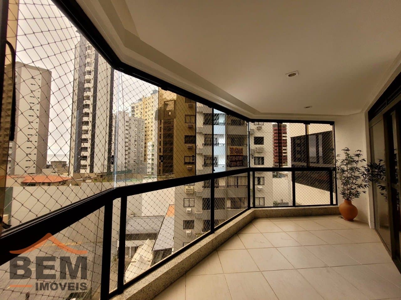 Apartamento para Locação com 3 quartos sendo 1 suíte, 1 vaga no bairro Centro em Balneário Camboriú/SC: 10 - SACADA