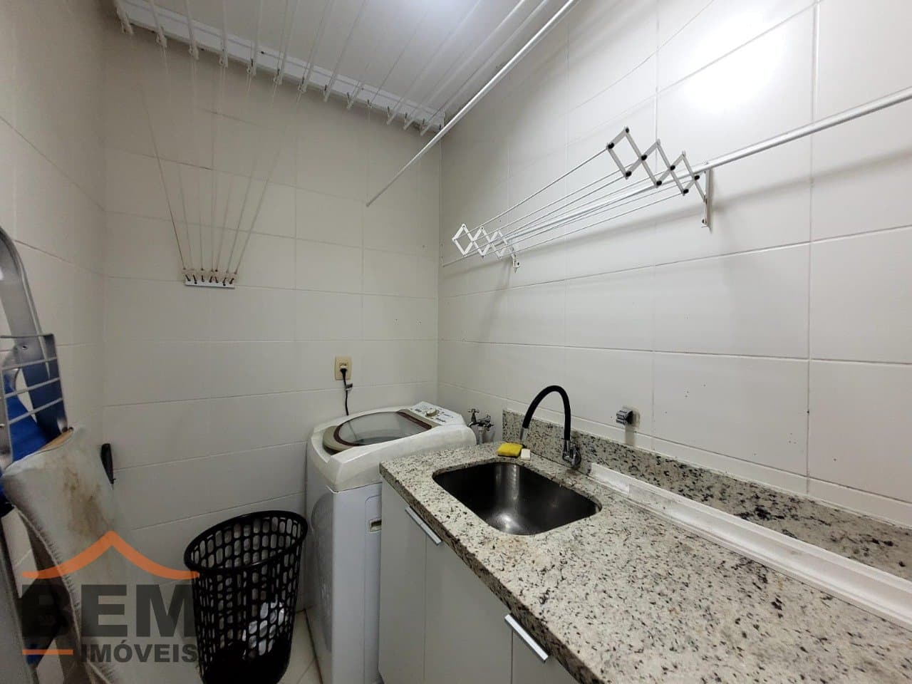 Apartamento para Locação com 3 quartos sendo 1 suíte, 1 vaga no bairro Centro em Balneário Camboriú/SC: 16 - ÁREA DE SERVIÇO