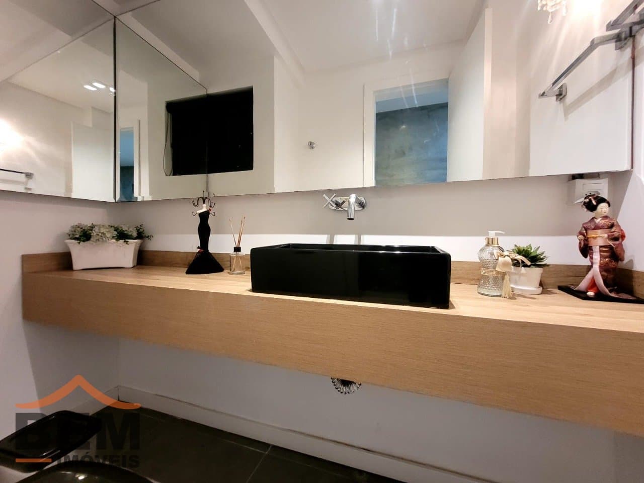 Apartamento para Locação com 3 quartos sendo 1 suíte, 1 vaga no bairro Centro em Balneário Camboriú/SC: 17 - LAVABO