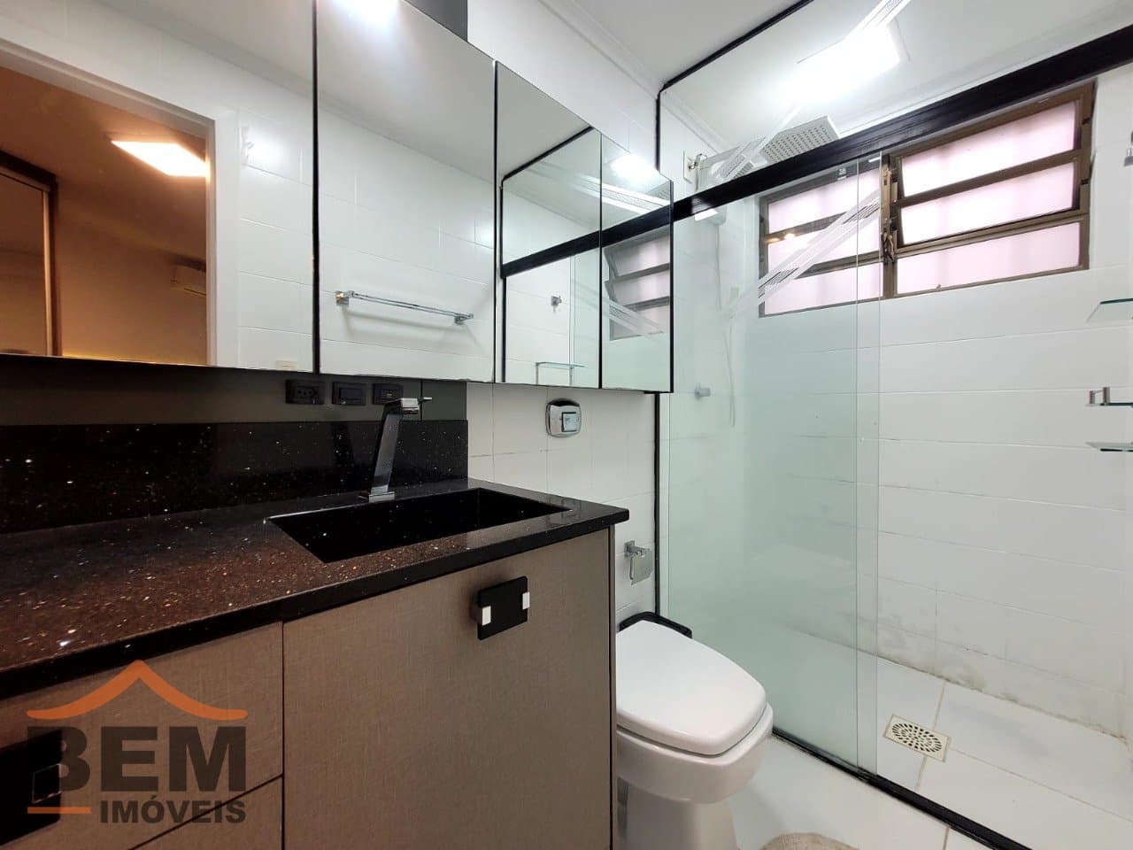 Apartamento para Locação com 3 quartos sendo 1 suíte, 1 vaga no bairro Centro em Balneário Camboriú/SC: 21 - BANHEIRO SUÍTE