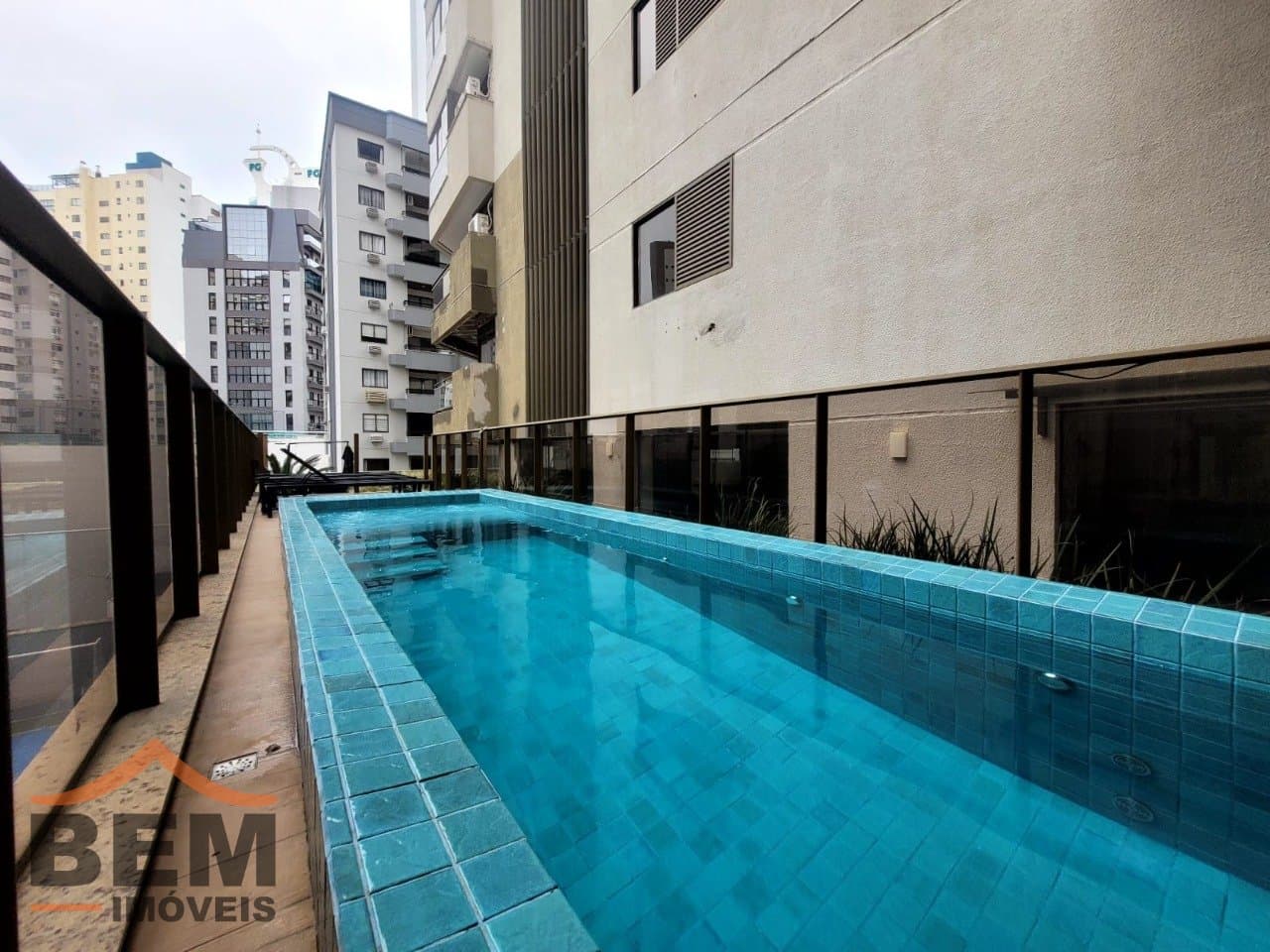 Apartamento para Locação com 3 quartos sendo 1 suíte, 1 vaga no bairro Centro em Balneário Camboriú/SC: 28 - PISCINA