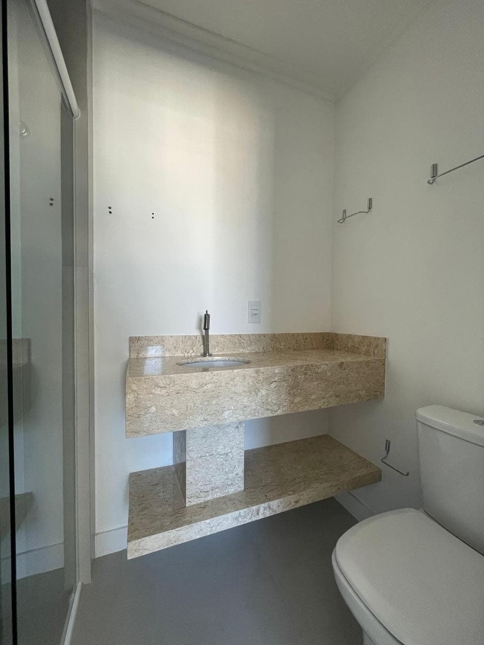Apartamento para Locação com 2 quartos sendo 1 suíte, 1 vaga no bairro São Vicente em Itajaí/SC: 10 - BANHEIRO SUÍTE