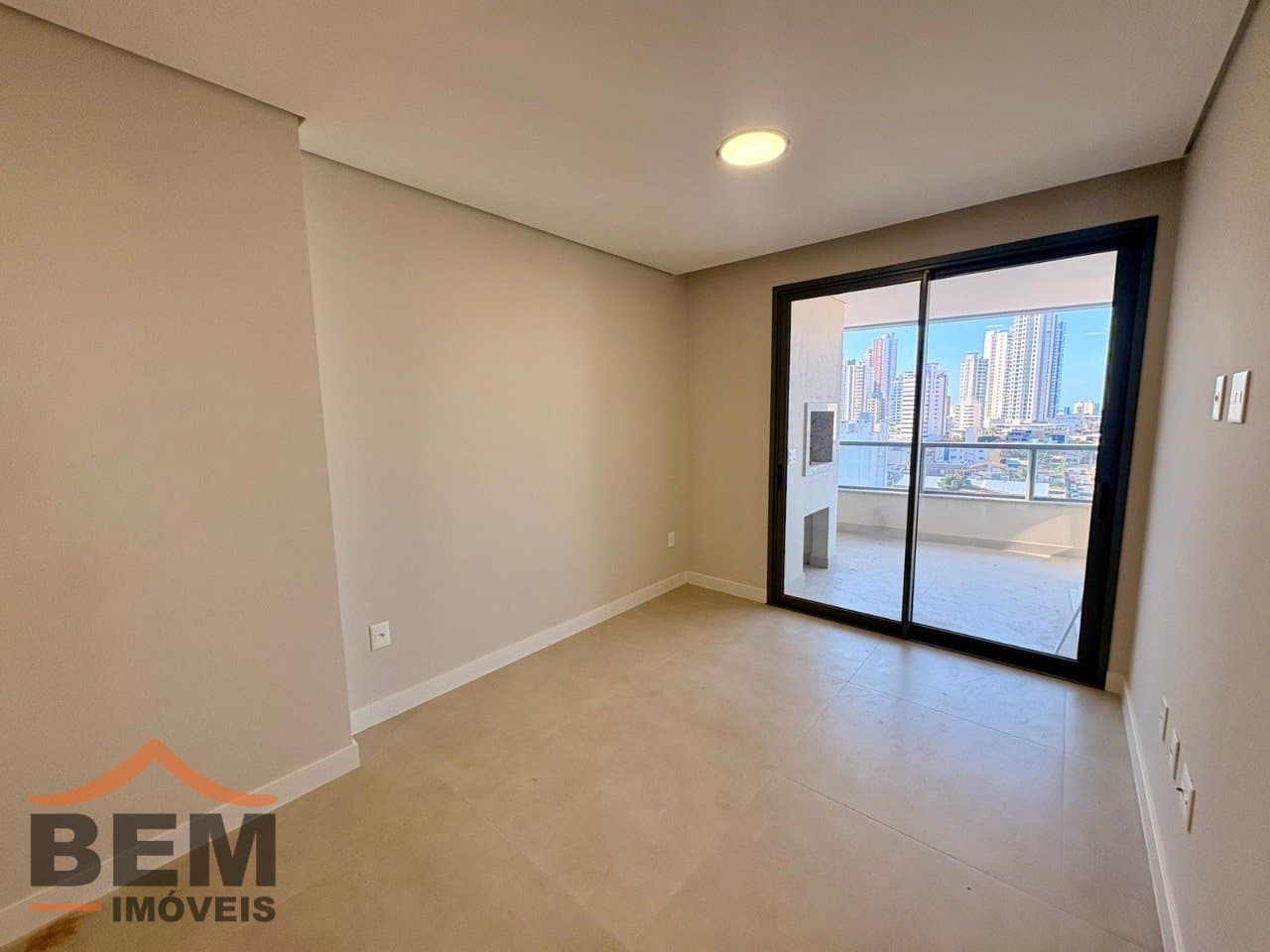 Apartamento para Locação com 1 quarto sendo 1 suíte, 2 vagas no bairro Centro em Itajaí/SC: 07 - SALA DE ESTAR
