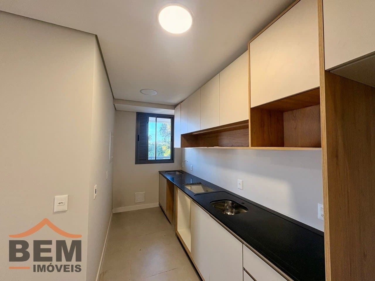 Apartamento para Locação com 1 quarto sendo 1 suíte, 2 vagas no bairro Centro em Itajaí/SC: 09 - COZINHA