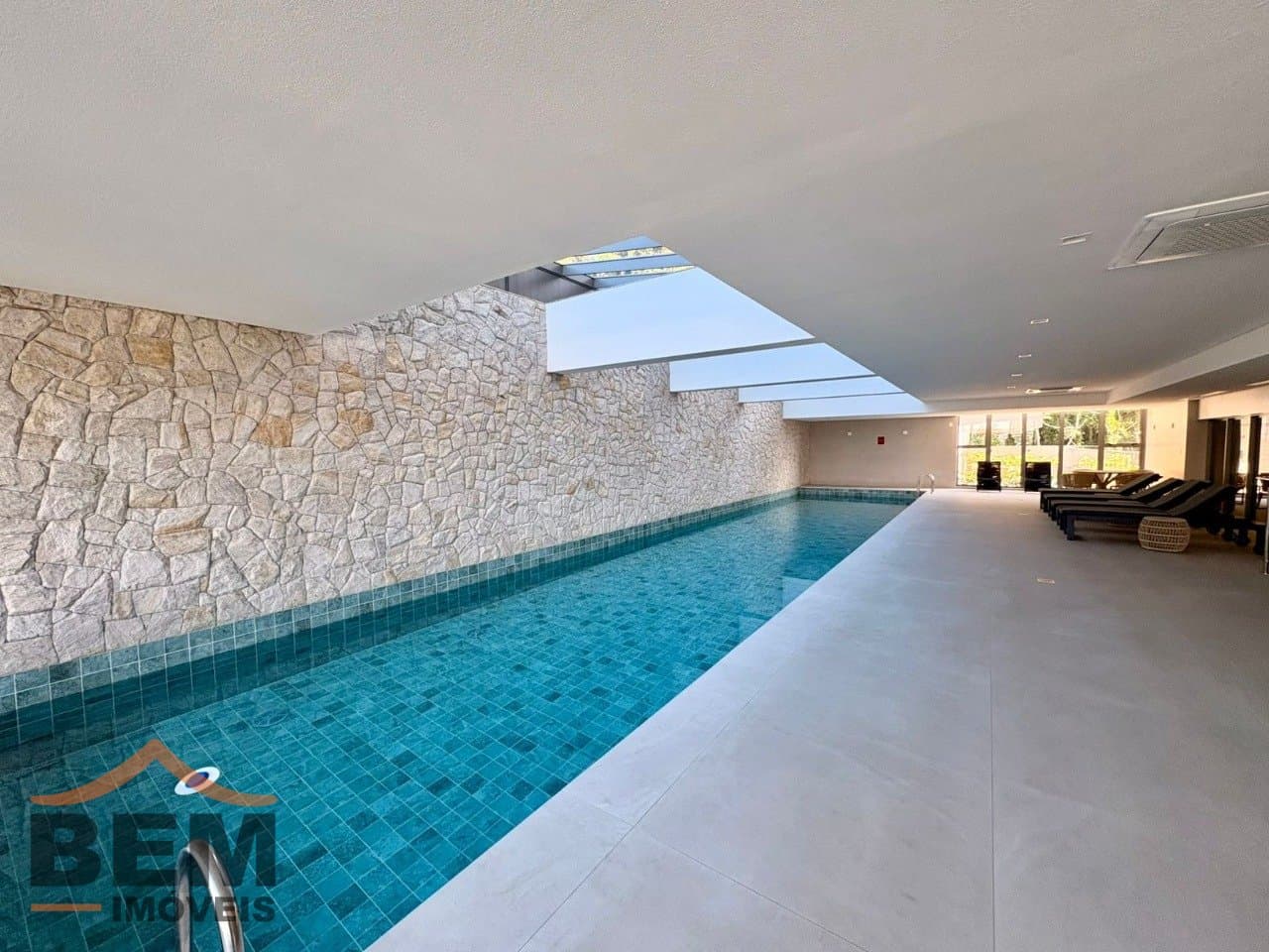 Apartamento para Locação com 1 quarto sendo 1 suíte, 2 vagas no bairro Centro em Itajaí/SC: 22 - PISCINA COBERTA