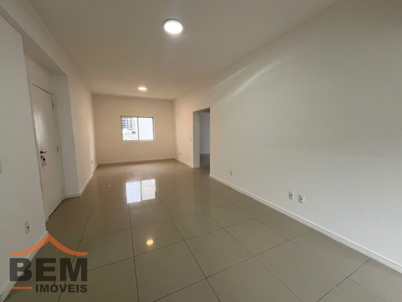Apartamento para Locação com 2 quartos e 90m² no bairro Pioneiros, em Balneário Camboriú - SC
