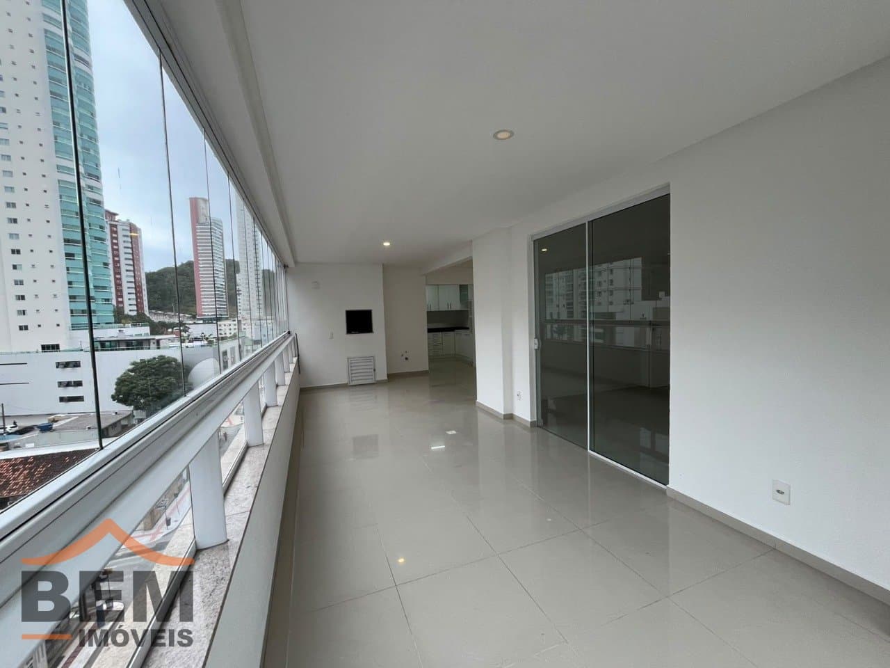Apartamento para Locação com 2 quartos e 90m² no bairro Pioneiros, em Balneário Camboriú - SC