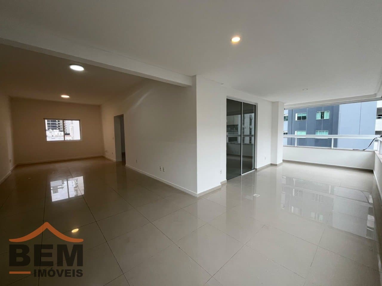 Apartamento para Locação com 2 quartos e 90m² no bairro Pioneiros, em Balneário Camboriú - SC