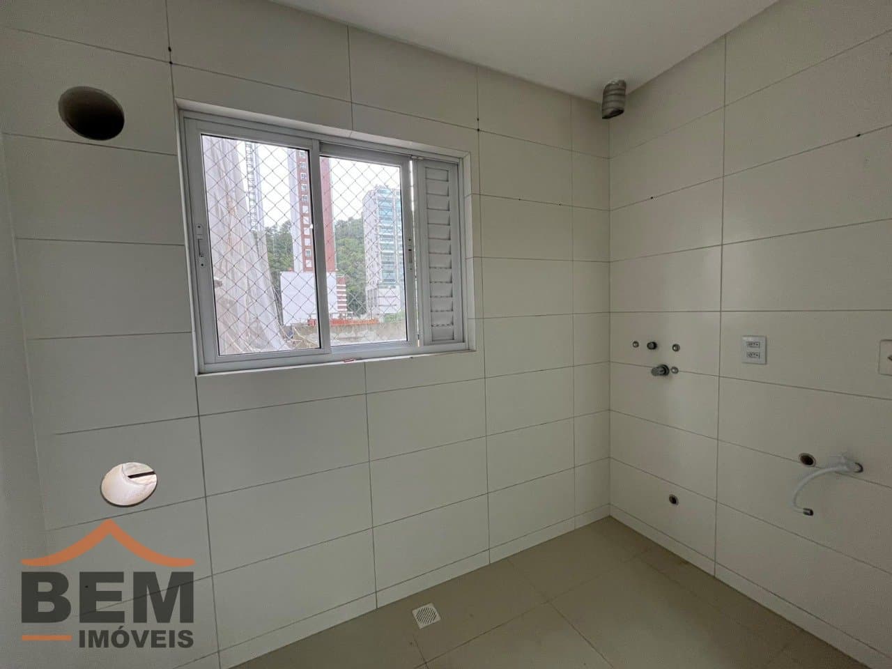 Apartamento para Locação com 2 quartos e 90m² no bairro Pioneiros, em Balneário Camboriú - SC