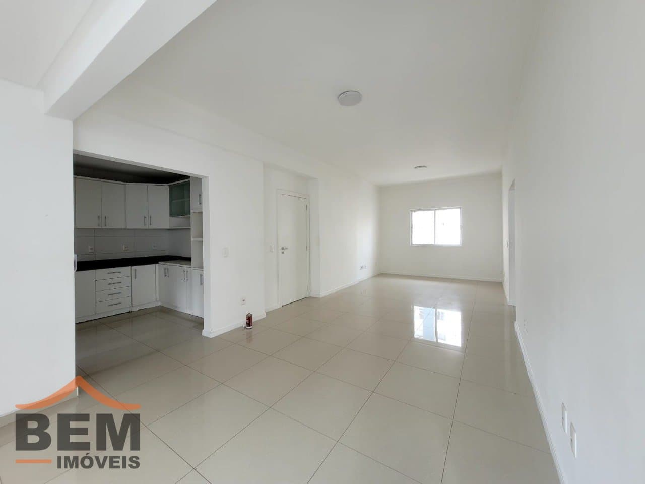 Apartamento para Locação com 2 quartos sendo 2 suítes, 2 vagas no bairro Pioneiros em Balneário Camboriú/SC: 06 SALA DE JANTAR E ESTAR