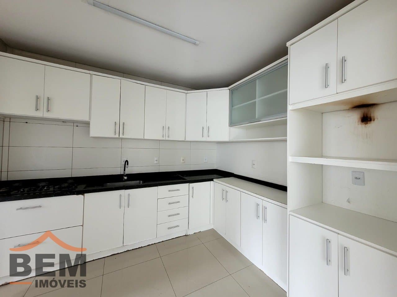 Apartamento para Locação com 2 quartos sendo 2 suítes, 2 vagas no bairro Pioneiros em Balneário Camboriú/SC: 07 - COZINHA