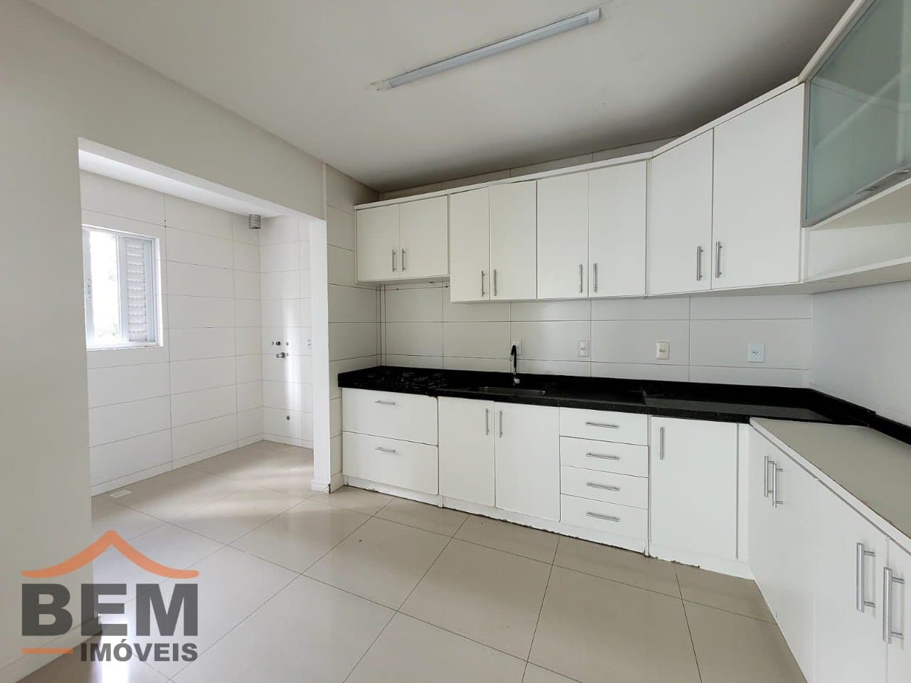 Apartamento para Locação com 2 quartos sendo 2 suítes, 2 vagas no bairro Pioneiros em Balneário Camboriú/SC: 08 - COZINHA