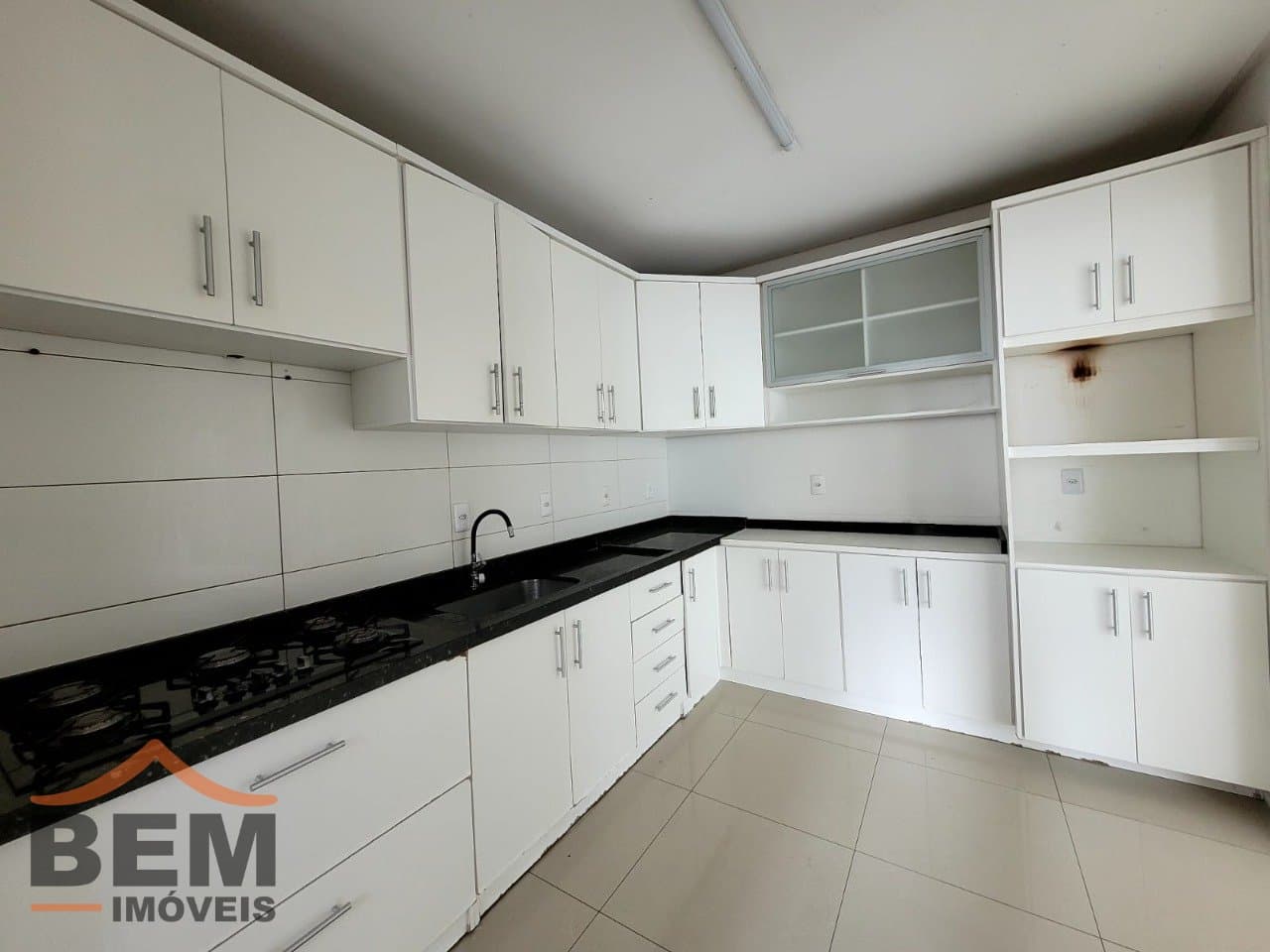 Apartamento para Locação com 2 quartos sendo 2 suítes, 2 vagas no bairro Pioneiros em Balneário Camboriú/SC: 09 - COZINHA