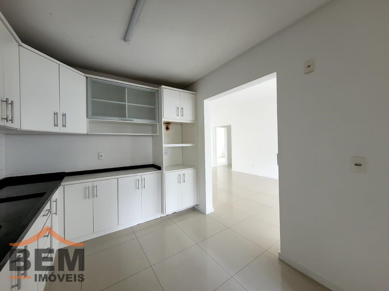 Apartamento para Locação com 2 quartos sendo 2 suítes, 2 vagas no bairro Pioneiros em Balneário Camboriú/SC: 10 - COZINHA