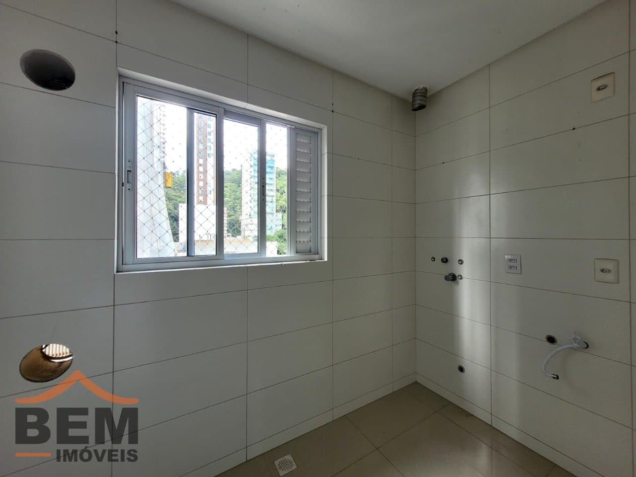 Apartamento para Locação com 2 quartos sendo 2 suítes, 2 vagas no bairro Pioneiros em Balneário Camboriú/SC: 11 - ÁREA DE SERVIÇO