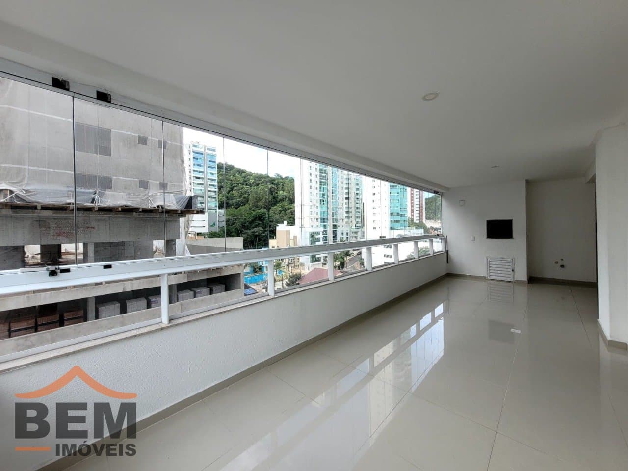 Apartamento para Locação com 2 quartos sendo 2 suítes, 2 vagas no bairro Pioneiros em Balneário Camboriú/SC: 12 - SACADA COM CHURRASQUEIRA