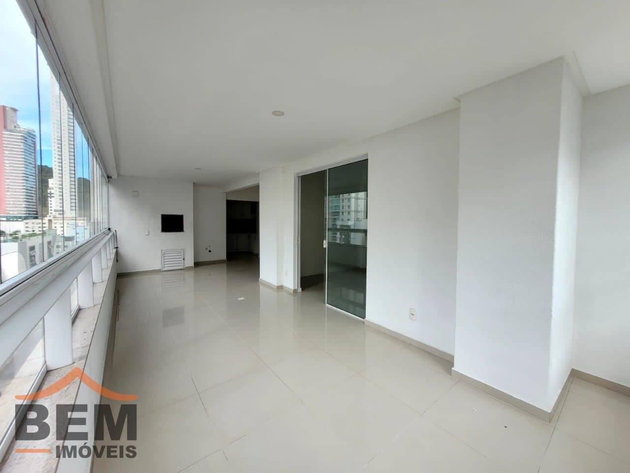 Apartamento para Locação com 2 quartos sendo 2 suítes, 2 vagas no bairro Pioneiros em Balneário Camboriú/SC: 13 - SACADA COM CHURRASQUEIRA