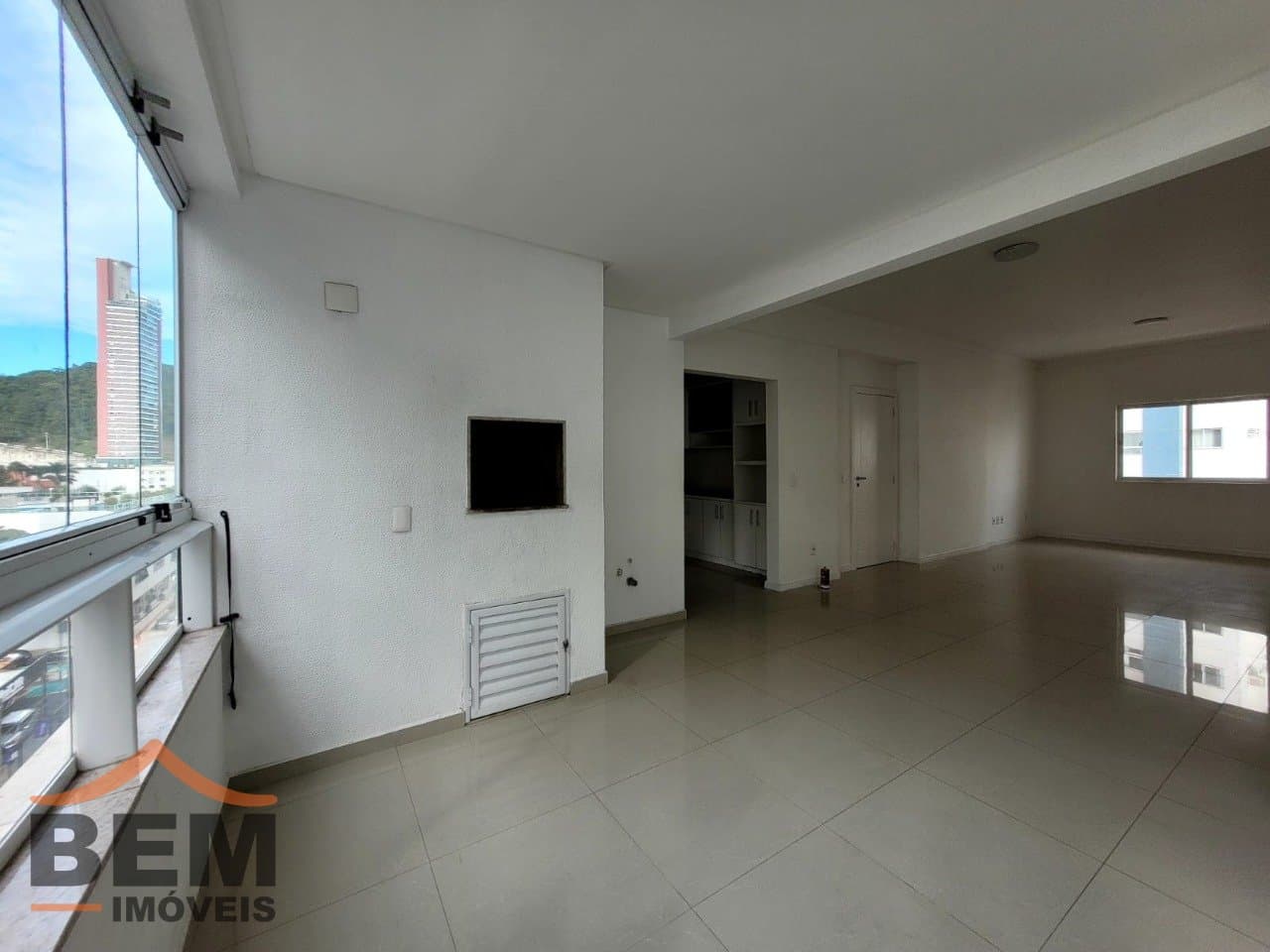 Apartamento para Locação com 2 quartos sendo 2 suítes, 2 vagas no bairro Pioneiros em Balneário Camboriú/SC: 14 - CHURRASQUEIRA E SALAS