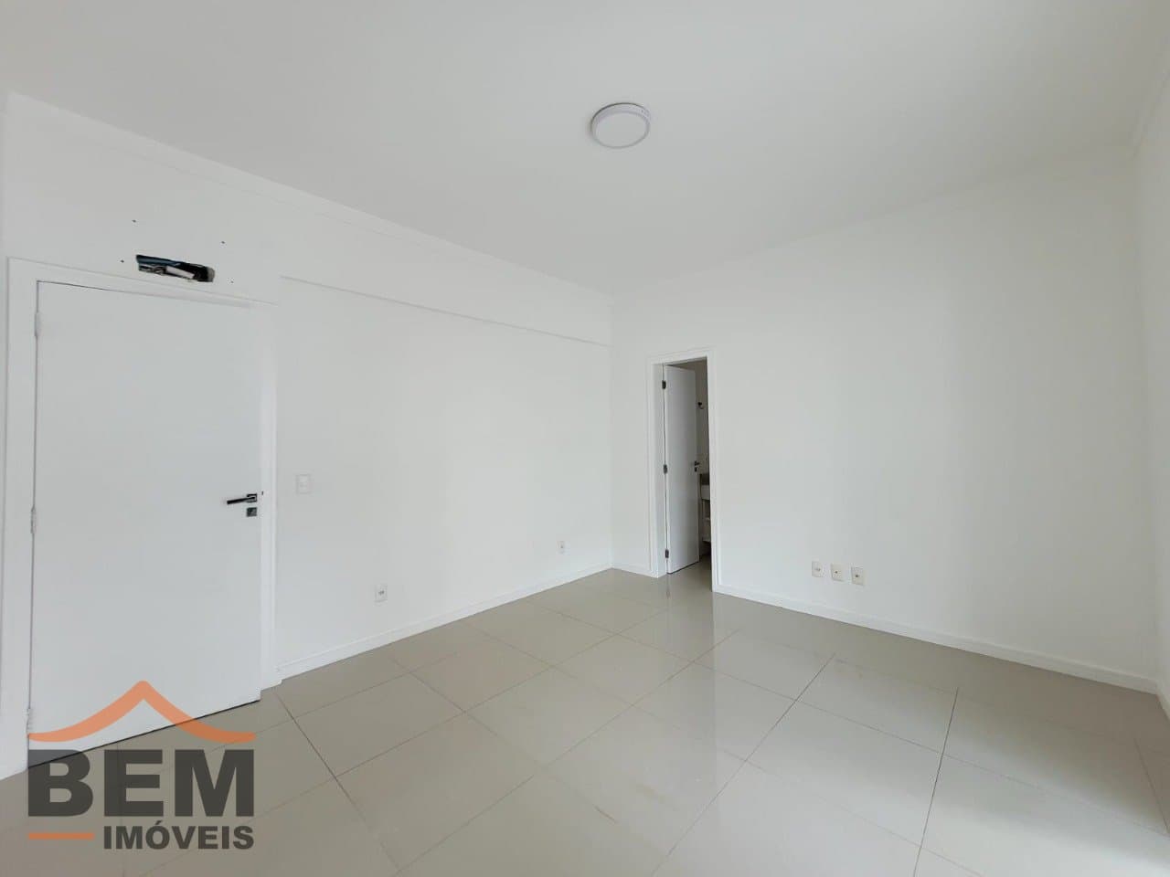 Apartamento para Locação com 2 quartos sendo 2 suítes, 2 vagas no bairro Pioneiros em Balneário Camboriú/SC: 17 - SUÍTE