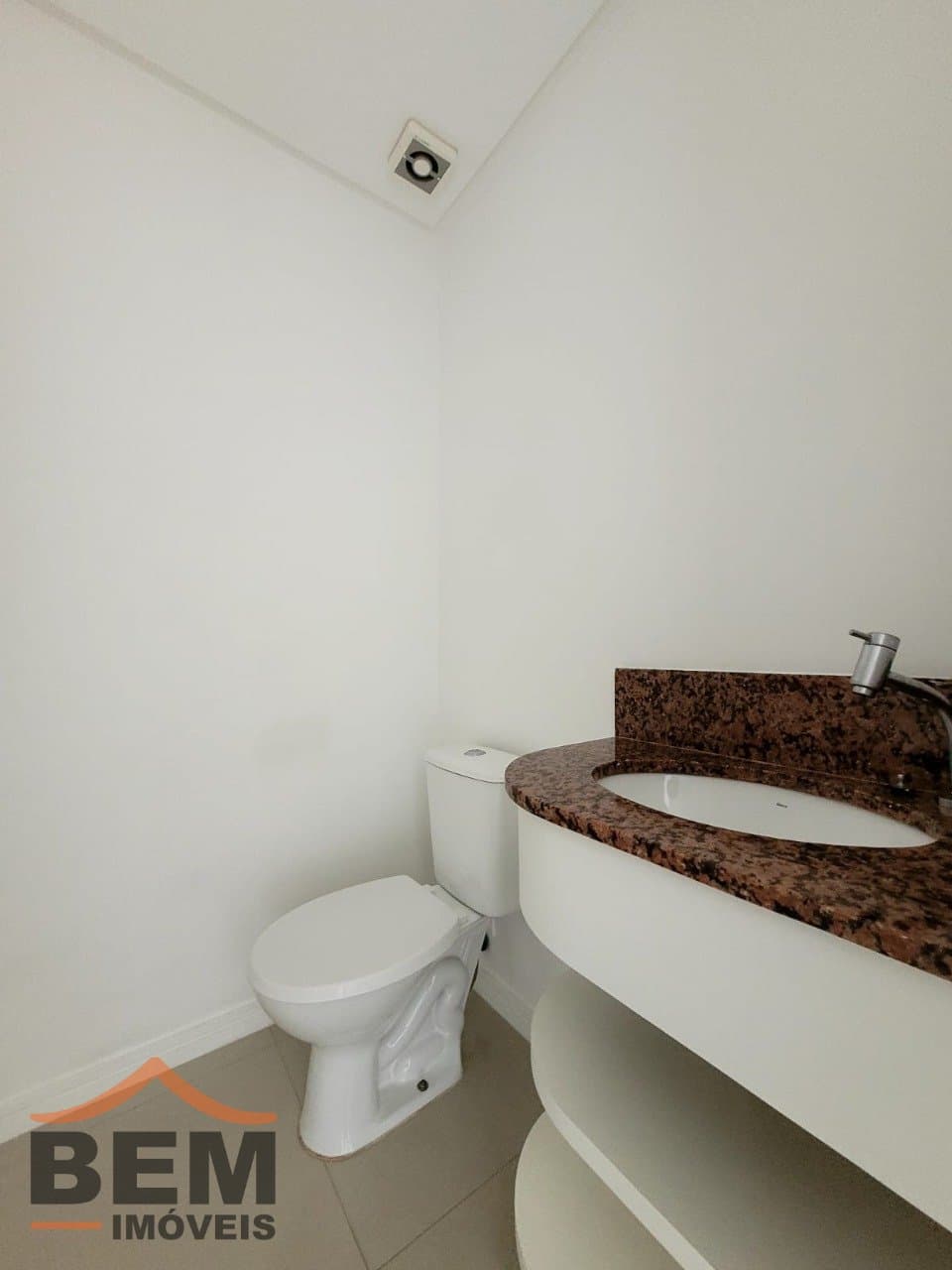 Apartamento para Locação com 2 quartos sendo 2 suítes, 2 vagas no bairro Pioneiros em Balneário Camboriú/SC: 19 - LAVABO