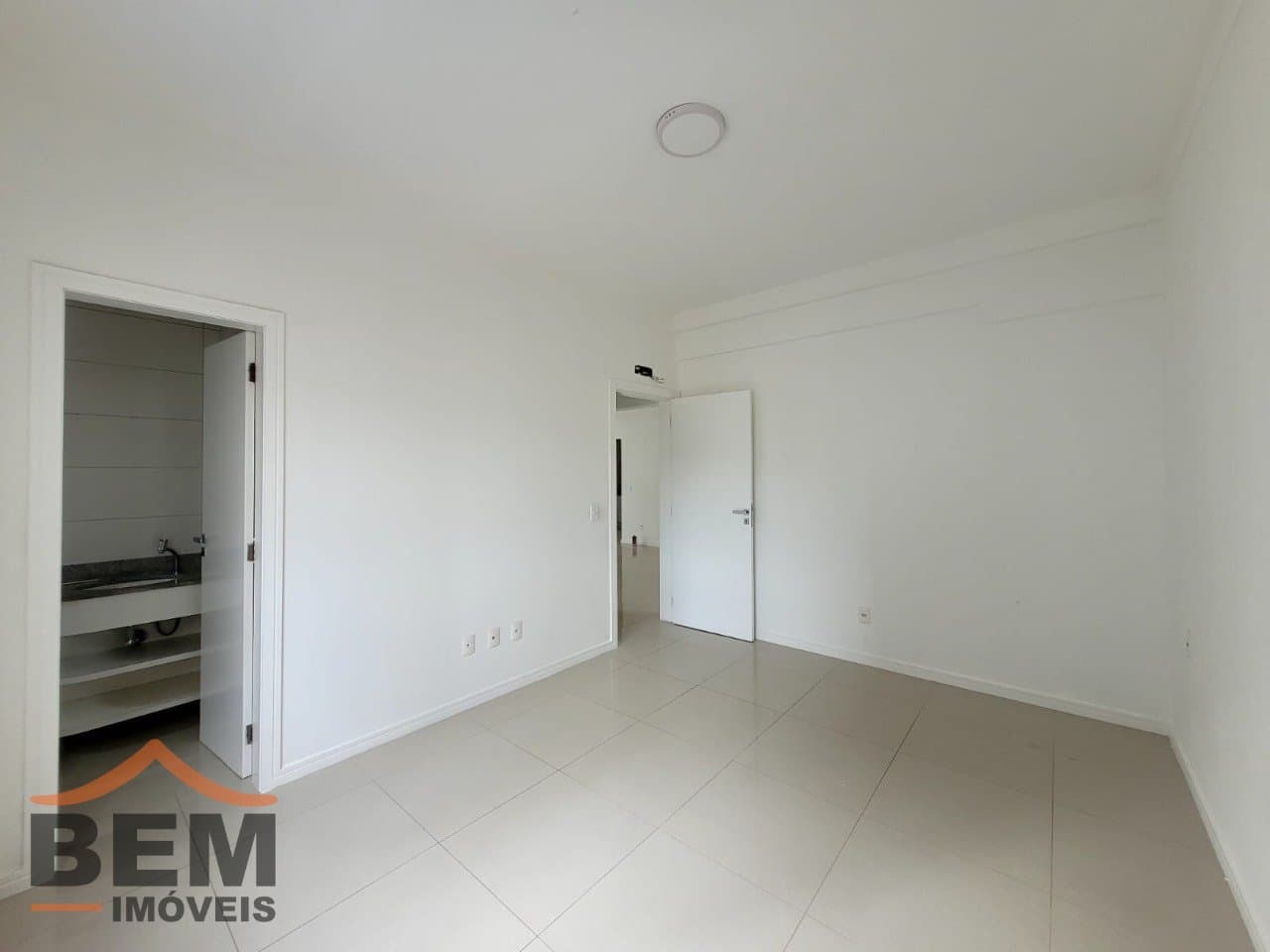 Apartamento para Locação com 2 quartos sendo 2 suítes, 2 vagas no bairro Pioneiros em Balneário Camboriú/SC: 21 - SUÍTE 2