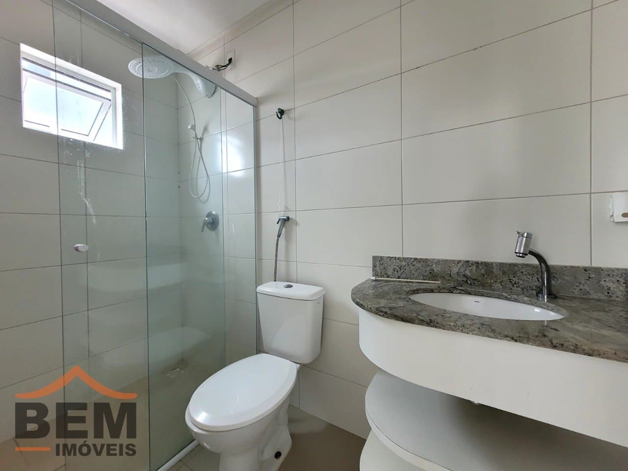 Apartamento para Locação com 2 quartos sendo 2 suítes, 2 vagas no bairro Pioneiros em Balneário Camboriú/SC: 22 - BANHEIRO SUÍTE 2