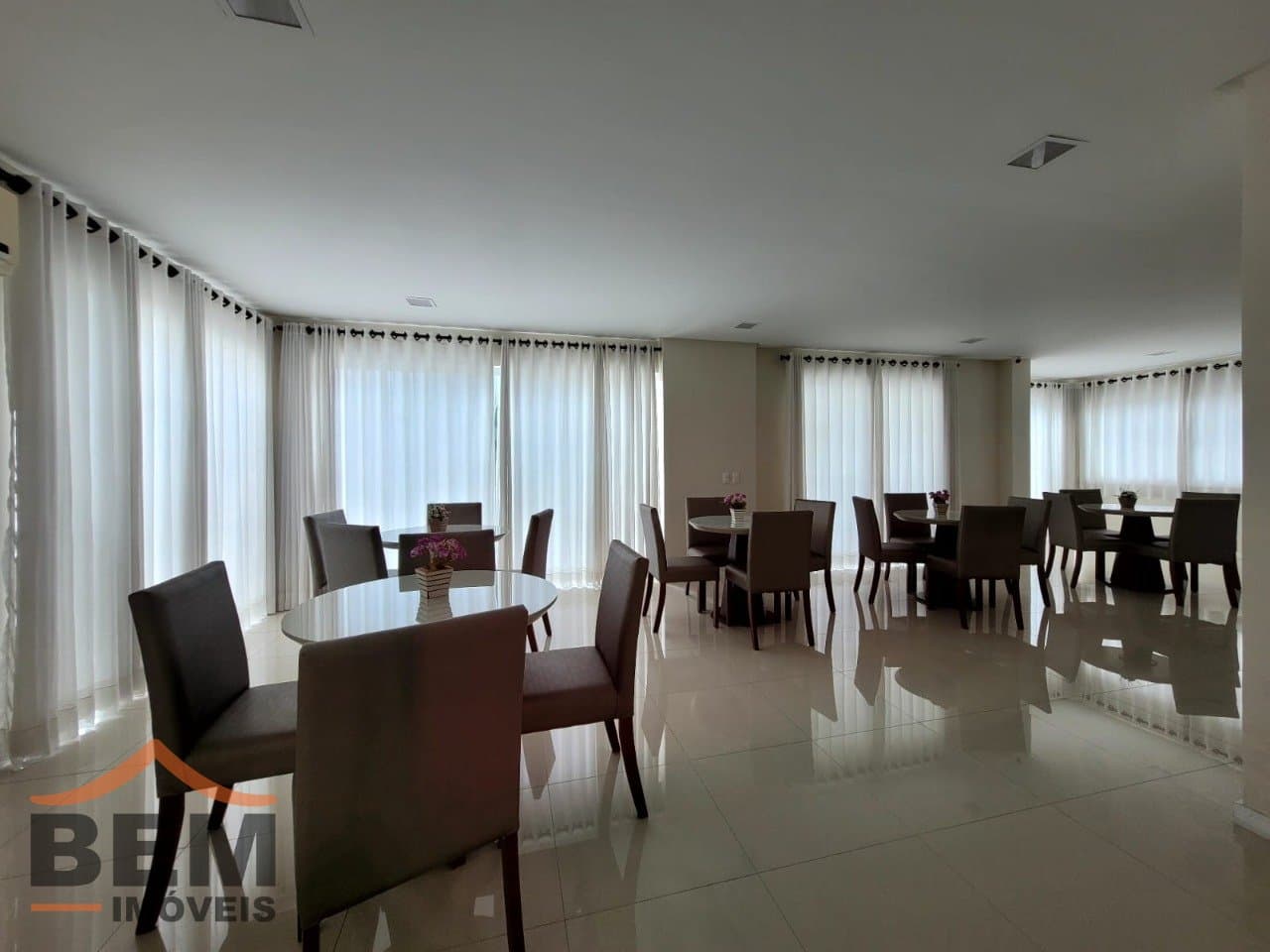 Apartamento para Locação com 2 quartos sendo 2 suítes, 2 vagas no bairro Pioneiros em Balneário Camboriú/SC: 24 - SALÃO DE FESTAS
