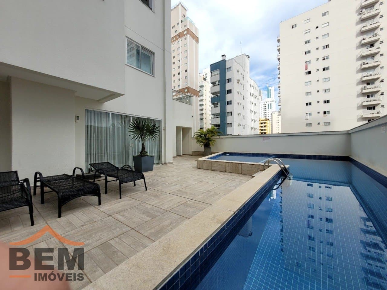 Apartamento para Locação com 2 quartos sendo 2 suítes, 2 vagas no bairro Pioneiros em Balneário Camboriú/SC: 25 - PISCINA INFANTIL