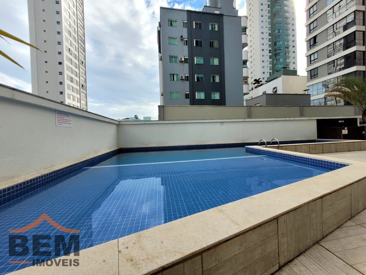 Apartamento para Locação com 2 quartos sendo 2 suítes, 2 vagas no bairro Pioneiros em Balneário Camboriú/SC: 26 - PISCINA ADULTO