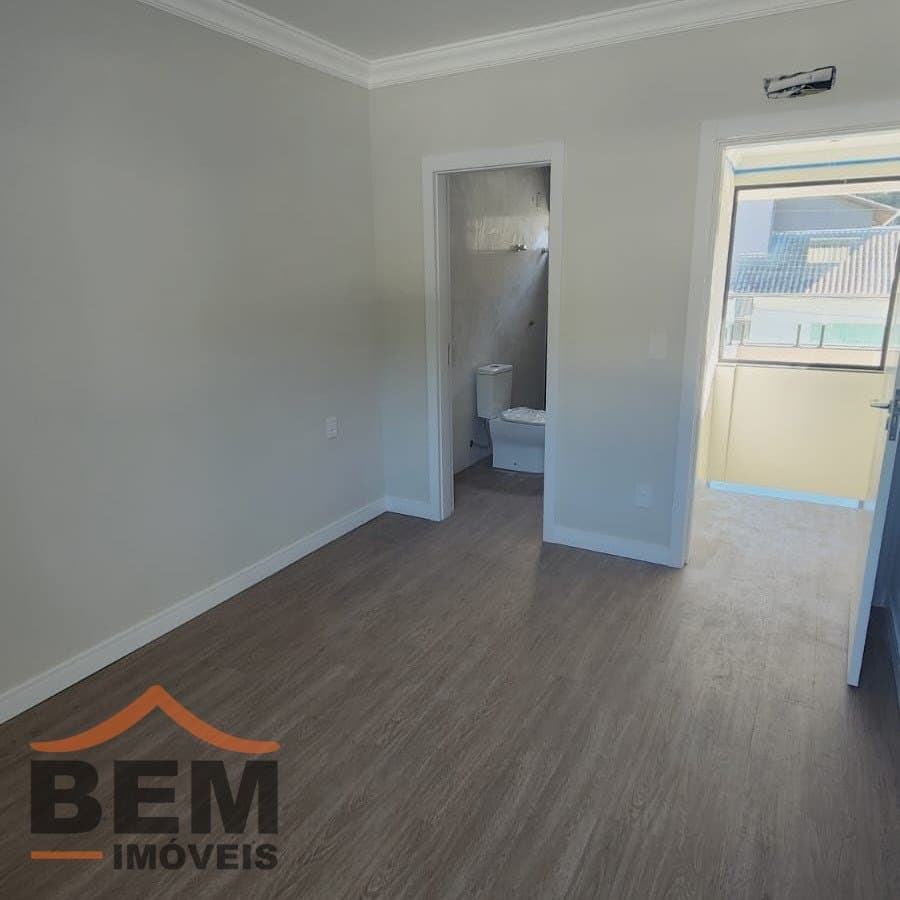 Casa à Venda com 3 quartos sendo 3 suítes, 2 vagas no bairro Ressacada em Itajaí/SC