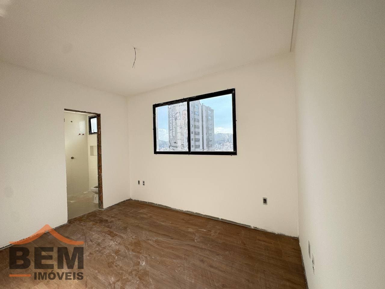Apartamento à Venda com 3 quartos sendo 3 suítes, 2 vagas no bairro Centro em Balneário Camboriú/SC: 939494d0-ee67-4403-ab5d-a407f6c08825