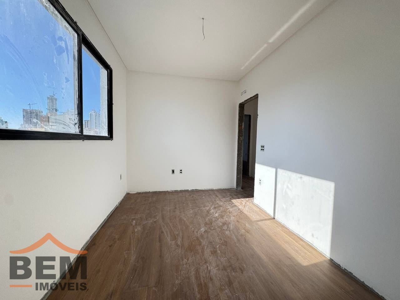 Apartamento à Venda com 3 quartos sendo 3 suítes, 2 vagas no bairro Centro em Balneário Camboriú/SC: b7570a1e-675c-4727-ac15-92c92b3c8d64