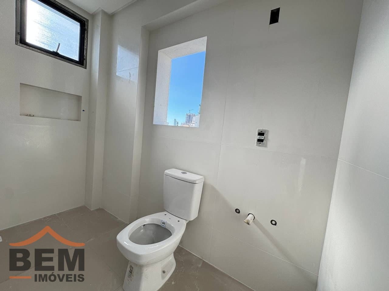 Apartamento à Venda com 3 quartos sendo 3 suítes, 2 vagas no bairro Centro em Balneário Camboriú/SC: 141c67db-b0fd-4b4e-af4f-c66a6fd893d3