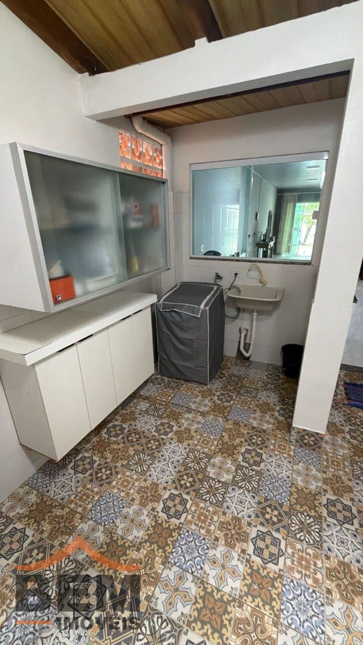 Casa para Locação com 2 quartos, 3 vagas no bairro Meia Praia em Navegantes/SC: 12 - ÁREA DE SERVIÇO