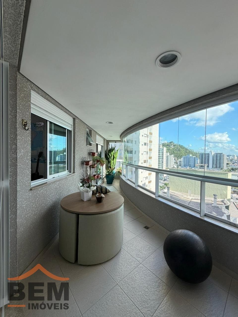 Apartamento à Venda com 3 suítes, 2 vagas no bairro Centro em Itajaí/SC