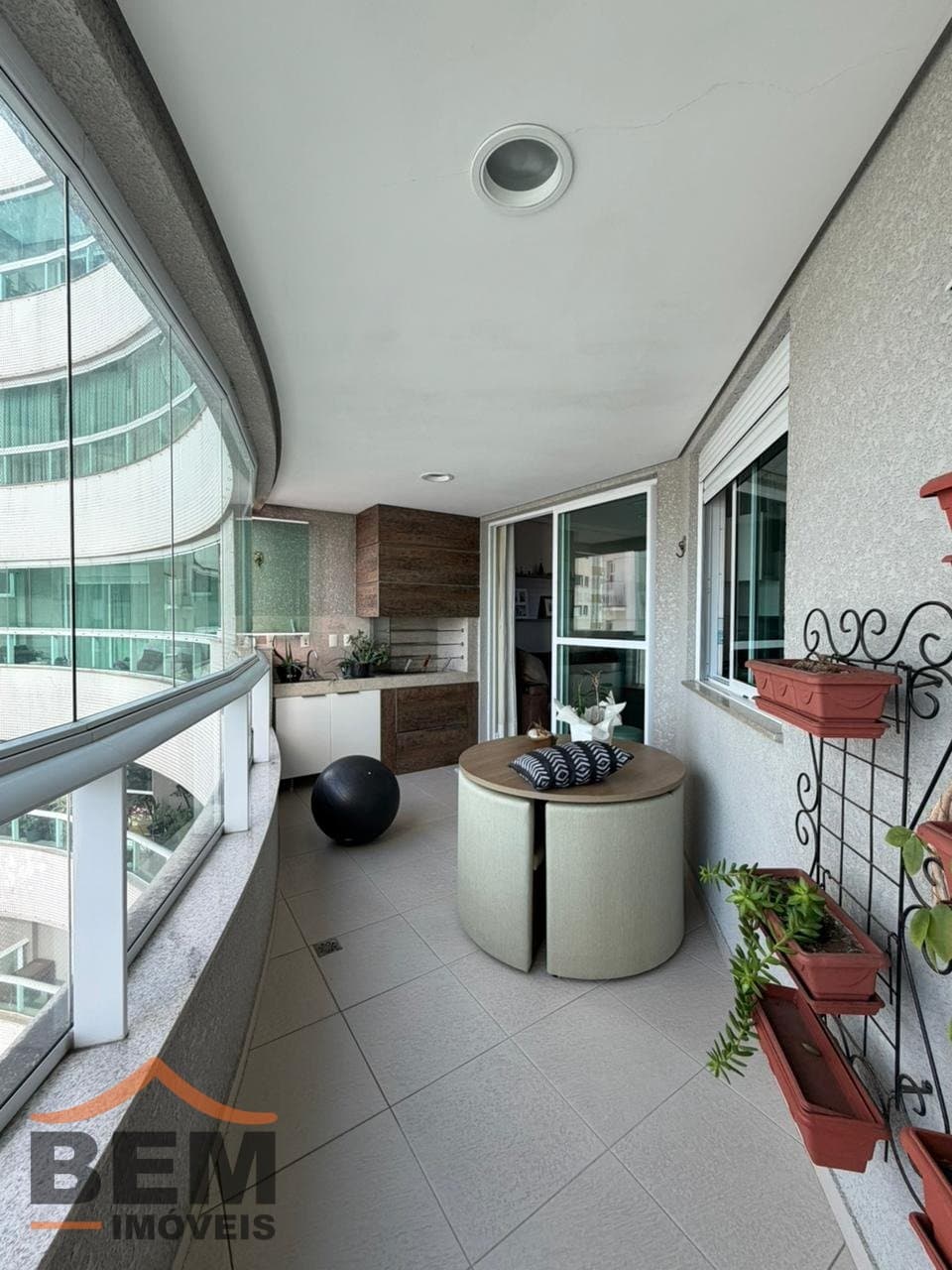 Apartamento à Venda com 3 suítes, 2 vagas no bairro Centro em Itajaí/SC
