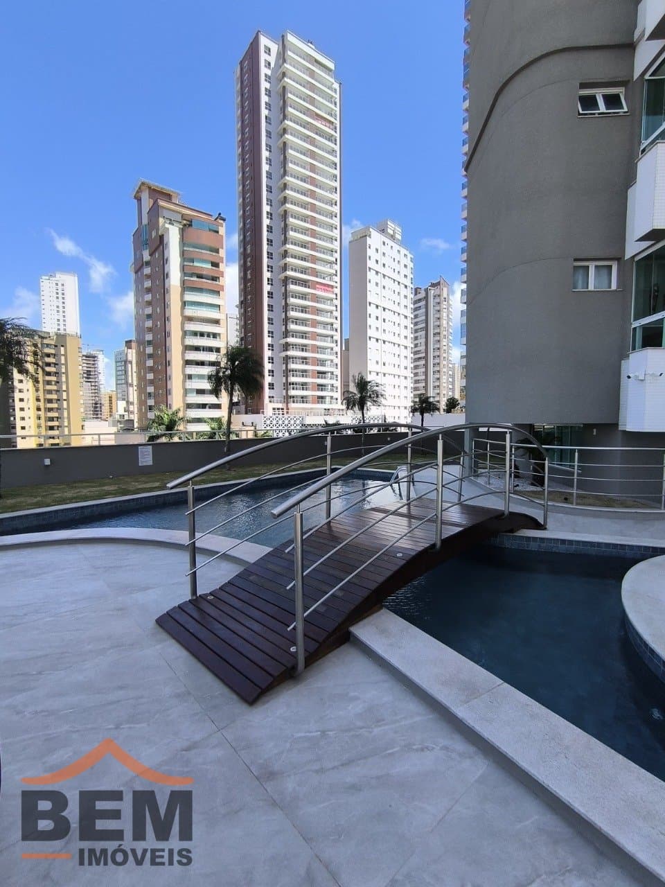 Apartamento à Venda com 3 suítes, 2 vagas no bairro Centro em Itajaí/SC