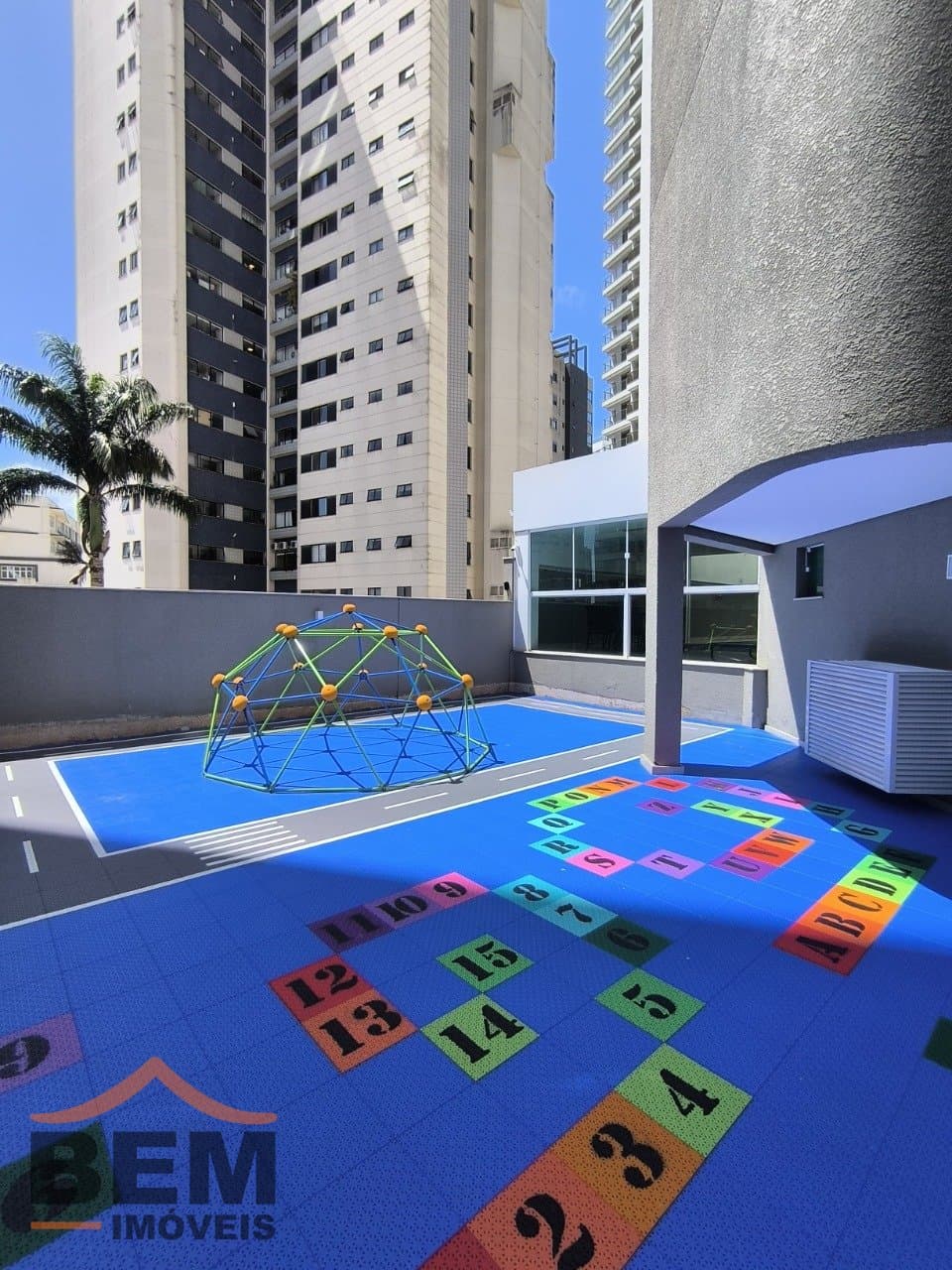 Apartamento à Venda com 3 suítes, 2 vagas no bairro Centro em Itajaí/SC