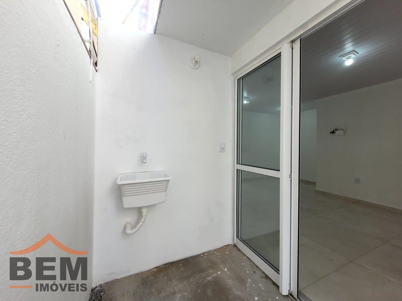Casa para Locação com 2 quartos, 1 vaga no bairro São Judas em Itajaí/SC: 13 - ÁREA DE SERVIÇO