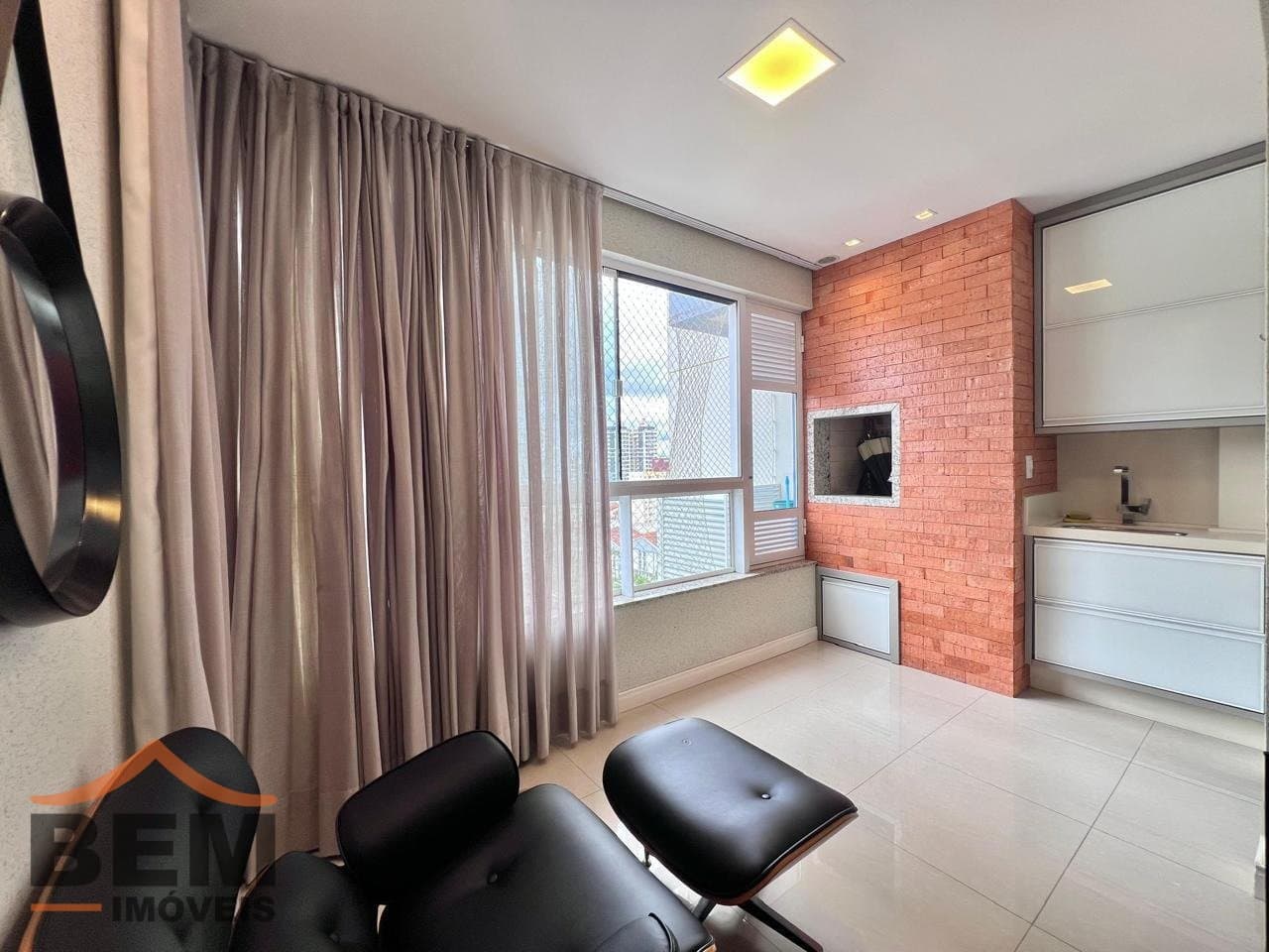 Apartamento à Venda com 1 quarto sendo 1 suíte, 2 vagas no bairro Centro em Itajaí/SC