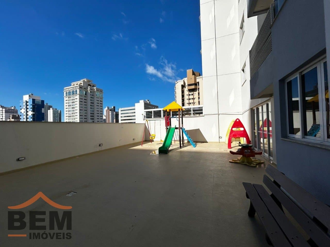 Apartamento à Venda com 1 quarto sendo 1 suíte, 2 vagas no bairro Centro em Itajaí/SC