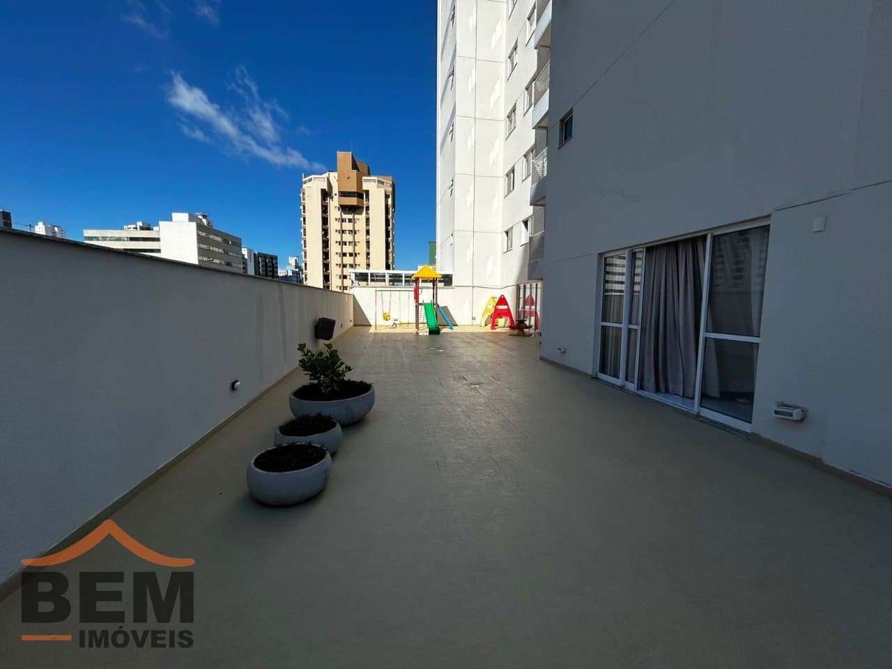 Apartamento à Venda com 1 quarto sendo 1 suíte, 2 vagas no bairro Centro em Itajaí/SC